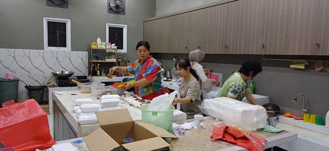 Community kitchen preparing food
