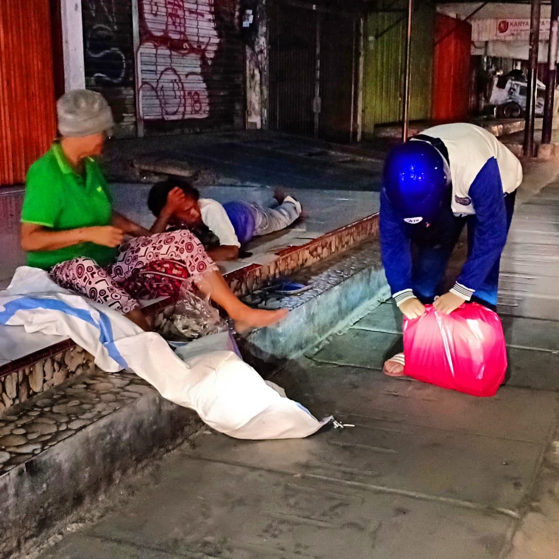 Volunteer helping homeless